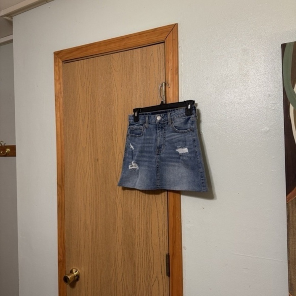 Aeropostale Size 0 Medium Wash Distressed Mini Denim Skirt w/Pockets - EUC